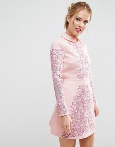 Короткое платье-трапеция с вырезным узором ASOS SALON - Розовый