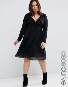 Приталенное платье миди с запахом и кружевным низом ASOS CURVE - Черный