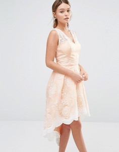 Платье для выпускного с асимметричным подолом и кружевом Chi Chi London - Розовый