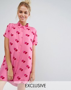 Платье-рубашка бойфренда с короткими рукавами и принтом сердечек Lazy Oaf - Розовый