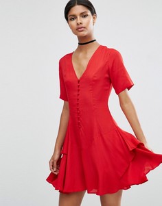 Чайное платье с пуговицами и ярусной юбкой ASOS - Красный