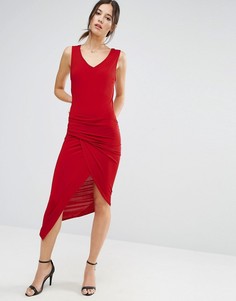 Красное платье без рукавов с V-образным вырезом и асимметричными сборками Liquorish - Красный