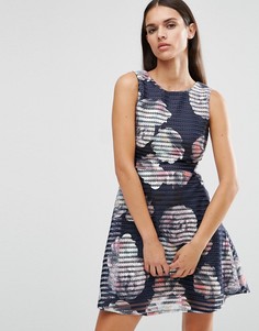 Короткое приталенное платье с принтом AX Paris - Мульти