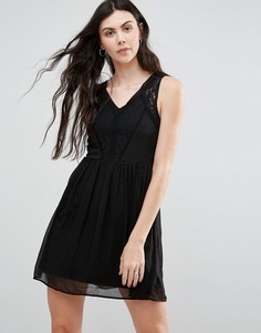 Короткое приталенное платье с кружевными вставками Vero Moda - Черный
