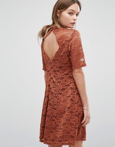 Кружевное цельнокройное платье с высоким воротом New Look - Красный