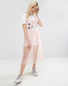 Сетчатое платье-комбинация с плиссированной юбкой и нашивками ASOS - Розовый