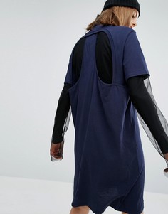 Платье-футболка с вырезом сзади в стиле майки-борцовки Cheap Monday - Темно-синий