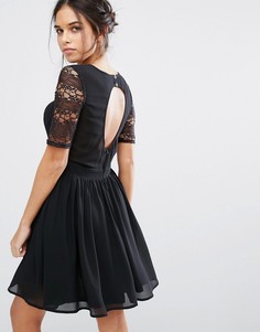 Короткое приталенное платье с открытой спиной и кружевом Amy Lynn - Черный