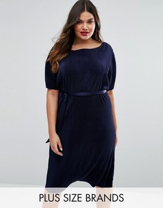 Цельнокройное плиссированное платье с ремнем Club L Plus - Темно-синий