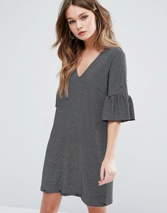 Свободное платье в полоску с оборками на рукавах New Look - Серый