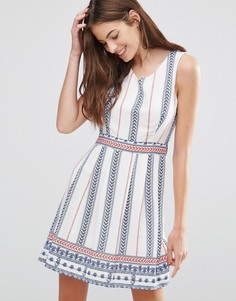 Короткое приталенное платье в вертикальную полоску Yumi - Белый