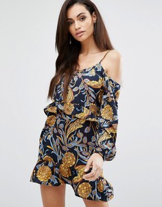 Платье с открытыми плечами, оборками и принтом PrettyLittleThing - Мульти