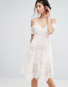 Кружевное платье миди с открытыми плечами Love Triangle - Белый