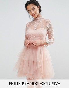 Кружевное платье мини для выпускного с ярусной юбкой Chi Chi London Petite - Розовый