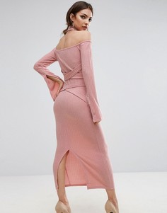 Трикотажное платье миди в рубчик с поясом Lavish Alice - Розовый