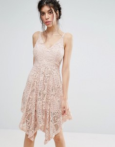 Кружевное платье с асимметричным подолом Love Triangle - Розовый