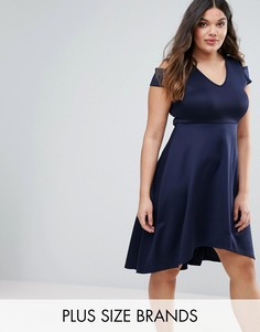 Короткое приталенное платье с открытыми плечами Boohoo Plus - Темно-синий