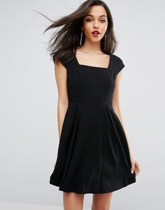 Короткое приталенное платье с короткими рукавами и прямоугольным вырезом BCBG - Черный
