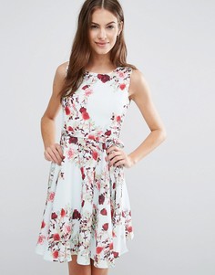 Короткое приталенное платье с цветочным принтом Yumi - Белый