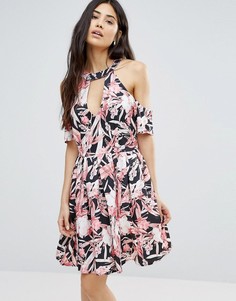 Короткое приталенное платье с открытыми плечами Girls On Film - Розовый