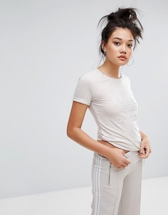 Бежевая приталенная футболка с логотипом-трилистником в тон adidas Originals Nyc - Бежевый