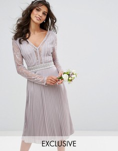 Плиссированное платье миди с длинными рукавами и кружевными вставками TFNC WEDDING - Серый
