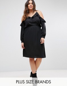 Платье с открытыми плечами и оборками Boohoo Plus - Черный