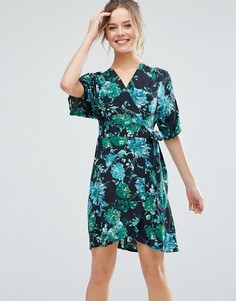 Короткое приталенное платье с короткими рукавами и тропическим принтом Closet London - Черный