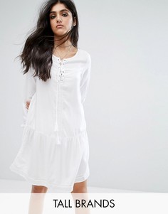 Короткое приталенное платье со шнуровкой и расклешенными рукавами Noisy May Tall - Белый