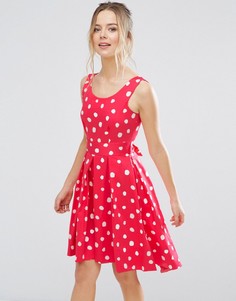 Короткое приталенное платье в горошек Closet London - Розовый