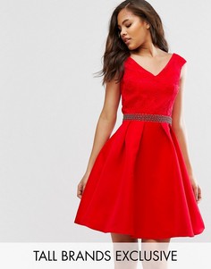 Платье для выпускного с открытыми плечами, кружевным лифом и декорированным поясом Little Mistress Tall - Красный