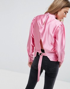 Блузка с высоким воротником и открытой спиной с застежкой на D-кольцо ASOS - Розовый