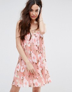 Плиссированное платье-комбинация с цветочным принтом Missguided - Розовый