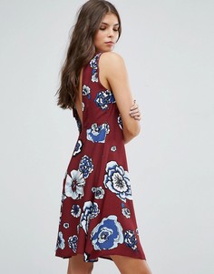 Короткое приталенное платье с цветочным принтом Glamorous - Красный