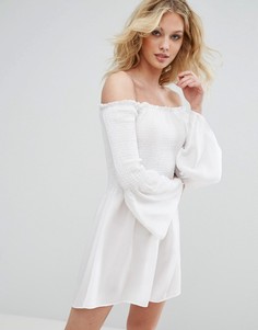 Свободное гофрированное платье с открытыми плечами Missguided - Белый