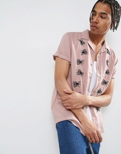 Рубашка из вискозы классического кроя с вышивкой паука и отложным воротником ASOS X LOT STOCK & BARREL - Розовый