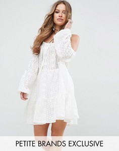 Короткое приталенное кружевное платье с открытыми плечами Glamorous Petite - Белый