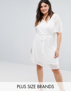 Короткое приталенное платье из ткани добби в горошек New Look Plus - Кремовый
