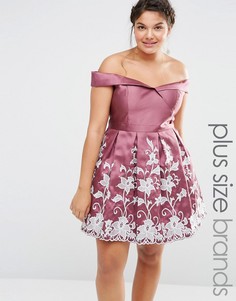 Платье для выпускного с вырезом лодочкой и вышивкой Chi Chi London Plus - Розовый