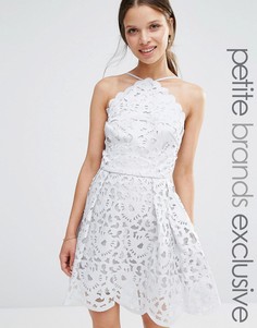 Платье миди для выпускного с высокой горловиной и вырезным узором Chi Chi London Petite - Серый