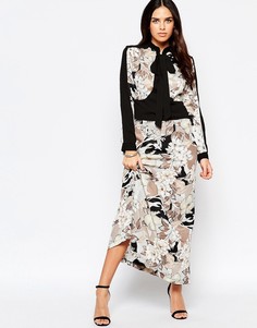 Платье макси с бантом‑завязкой и крупными цветами Liquorish - Бежевый