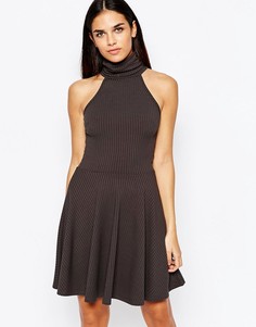Короткое приталенное платье в рубчик с высокой горловиной Club L Essentials - Серый