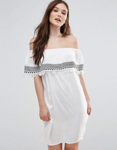 Платье с открытыми плечами и вышивкой First & I - Белый