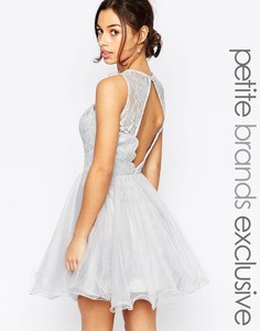 Кружевное платье для выпускного с фигурной отделкой на открытой спинке Chi Chi London Petite - Серый