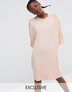 Платье-футболка миди в стиле oversize от Monki - Розовый