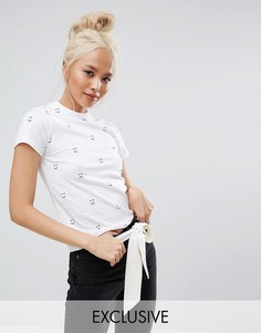 Приталенная футболка с высоким вырезом и смайликами Lazy Oaf - Белый