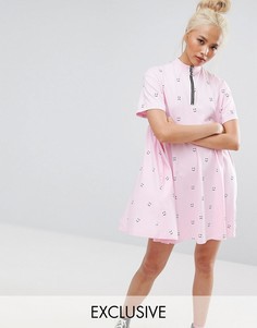 Свободное платье с короткими рукавами, принтом и молнией Lazy Oaf - Розовый