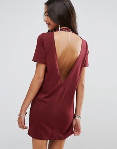 Платье-футболка с глубоким V-образным вырезом на спине ASOS - Красный