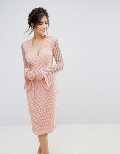 Сетчатое платье миди с V-образным вырезом и расклешенными рукавами Club L - Розовый