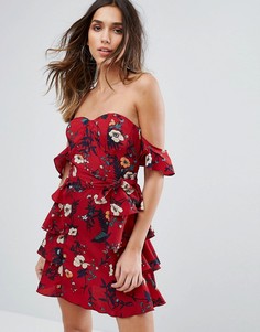 Платье мини с цветочным принтом и открытыми плечами PrettyLittleThing - Красный